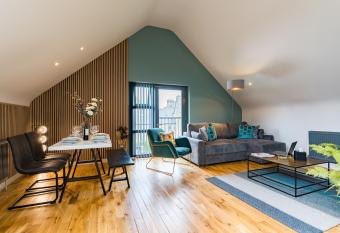 Oakfield Premier Apartments - Fast Wifi - 5 mins City Centre has Balcony rooms