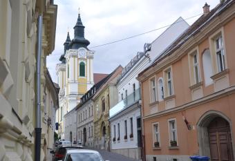 Centr  l Vend  gh  z Sz  kesfeh  rv  r allows 18 year olds to book a room