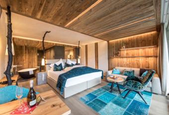 Andreus Resorts has rooms with a private hot tub