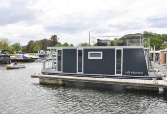 Cozy floating boatlodge  allows 18 year olds to book a room