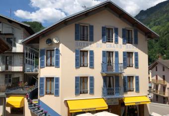 H  tel du Grand-Mont allows 18 year olds to book a room