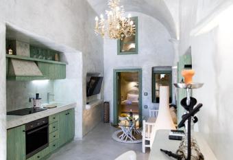 Santorini Dreams Villas has rooms with a private hot tub