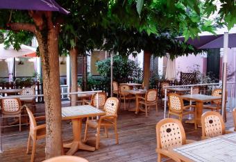 H  tel Pedussaut allows 18 year olds to book a room