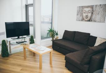 Serviced Apartment In Liverpool City Centre - Free Parking - Balcony - by Happy Days has Balcony rooms