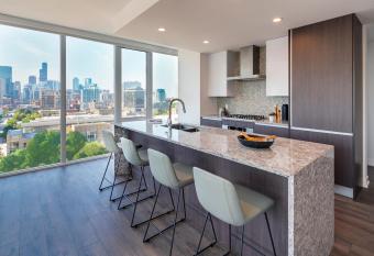 Level Chicago - Old Town has Balcony rooms