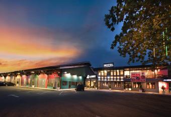 THE WOOD BOUTIQUE HOTEL allows 18 year olds to book a room