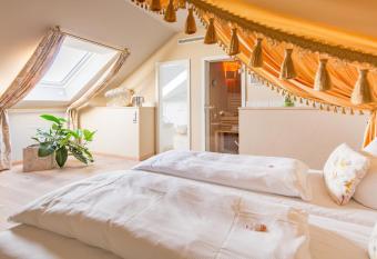 Heuboden Hotel Landhaus Blum has rooms with a private hot tub