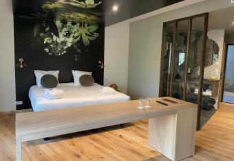 Le Bois Dormant-H  tel Restaurant & Spa Logis H  tel has rooms with a private hot tub