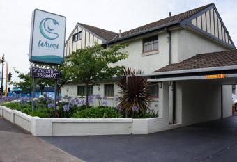 Waves Motel and Apartments has rooms with a private hot tub