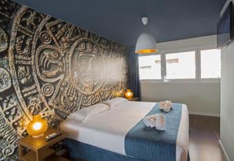 Casual Civilizaciones Valencia has rooms with a private hot tub