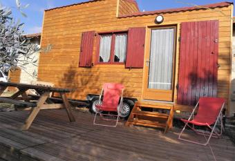 Provence Roulottes has Balcony rooms