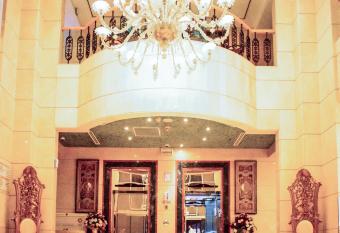 Chic Suite In Lively Area Near Rolla Square Park allows 18 year olds to book a room