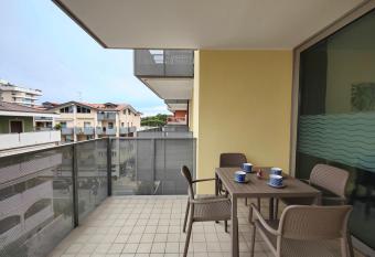 GRADO APPARTAMENTO HUNGARIA allows 18 year olds to book a room