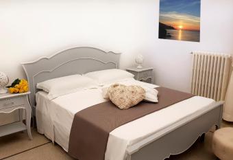 Villa Cesarea Dimora di Charme has rooms with a private hot tub