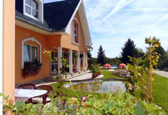 Szabadi Castle has Balcony rooms