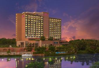 Crowne Plaza Kochi, an IHG Hotel has Smoking rooms