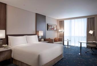 Shanghai Marriott Hotel Pudong East has rooms with a private hot tub