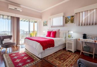 Anchor Bay Guest House has Balcony rooms