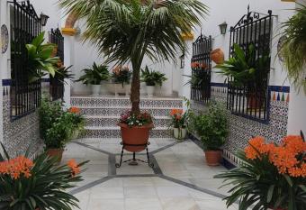 Apartamentos Los Arcos allows 18 year olds to book a room