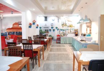 Amigo Hotel allows 18 year olds to book a room