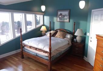 Alaska Sundance Retreat Bed & Breakfast has Balcony rooms