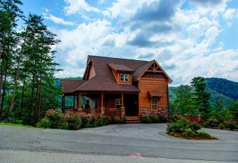 A View To Remember House Home has rooms with a private hot tub