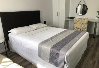 Escape On Lake allows 18 year olds to book a room