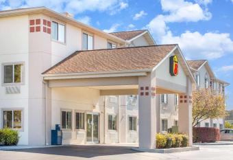 Super 8 by Wyndham West Middlesex/Sharon Area allows 18 year olds to book a room