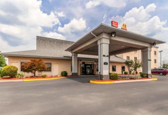 Econo Lodge Inn & Suites Middletown has Smoking rooms