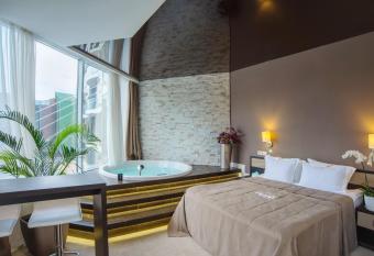 NEMO Hotel Resort & SPA has rooms with a private hot tub