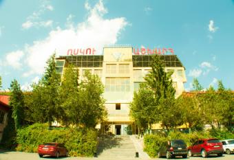 Vosku Ashxarh Hotel has Smoking rooms