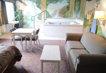 Scottish Inn And Suites Nrg Park/Texas Medical Center - Houston has rooms with a private hot tub