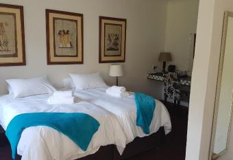 Wayside Lodge has Balcony rooms