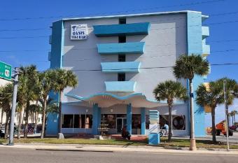 Fountain Beach Resort - Daytona Beach has rooms with a private hot tub
