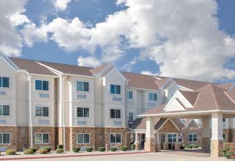 Microtel Inn & Suites by Wyndham Quincy Downtown/River Area has rooms with a private hot tub