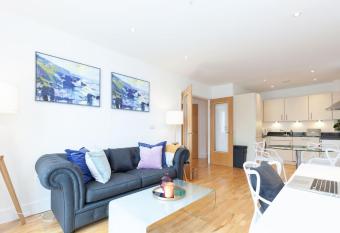 Oxfordshire Living - The Tolkien Apartment - Oxford has Balcony rooms