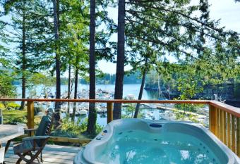 Pender Harbour Resort & Marina has Balcony rooms