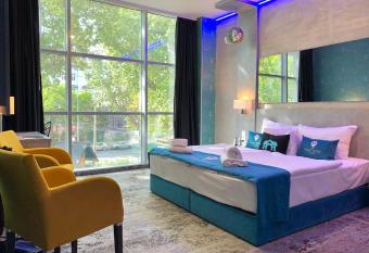 Smart Hotel Budapest & Apartments allows 18 year olds to book a room