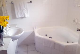 Daylesford Central Motor Inn has rooms with a private hot tub