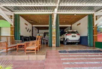 OYO 90051 Guest House Parangtritis allows 18 year olds to book a room