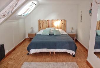 Au ruisseau de Belle Isle allows 18 year olds to book a room