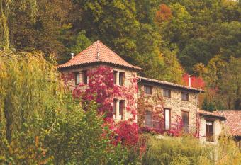 Casa Etxalde allows 18 year olds to book a room