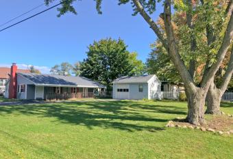 Laketown Cottage has Balcony rooms