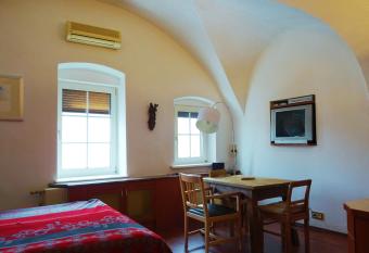 Gew  lbezimmer am Marktplatz allows 18 year olds to book a room