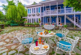 Violet Hill by StayVista with Outdoor Seating allows 18 year olds to book a room