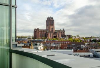 Penthouse In Liverpool City Centre - Free Parking - Balcony - by Happy Days has Balcony rooms