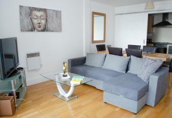 Serviced Apartment In Liverpool City Centre - Free Parking - Balcony - by Happy Days has Balcony rooms