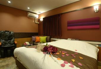 Hotel GOLF Yokosuka (Adult Only) allows 18 year olds to book a room