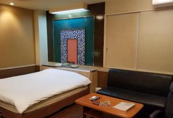 Hotel GOLF Yokohama (Adult Only) allows 18 year olds to book a room