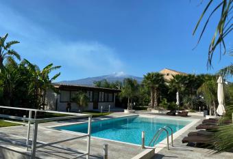 VILLA SICILIA allows 18 year olds to book a room